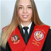 Profesora con experiencia en inglés y francés. También en matemáticas y ciencias sociales, con experiencia impartiendo clase.